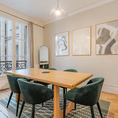 Chic & Centra 2 Bedrooms In The Heart Of Le Marais Apartment *